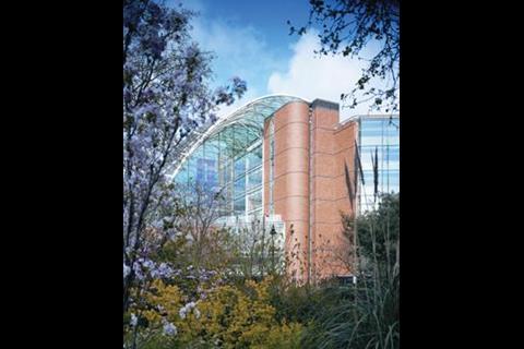 The brise soleil mounted on the four-storey conservatory cut down on solar gains into the space, while still offering patients and their families views out over the neighbouring parks and the River Thames
